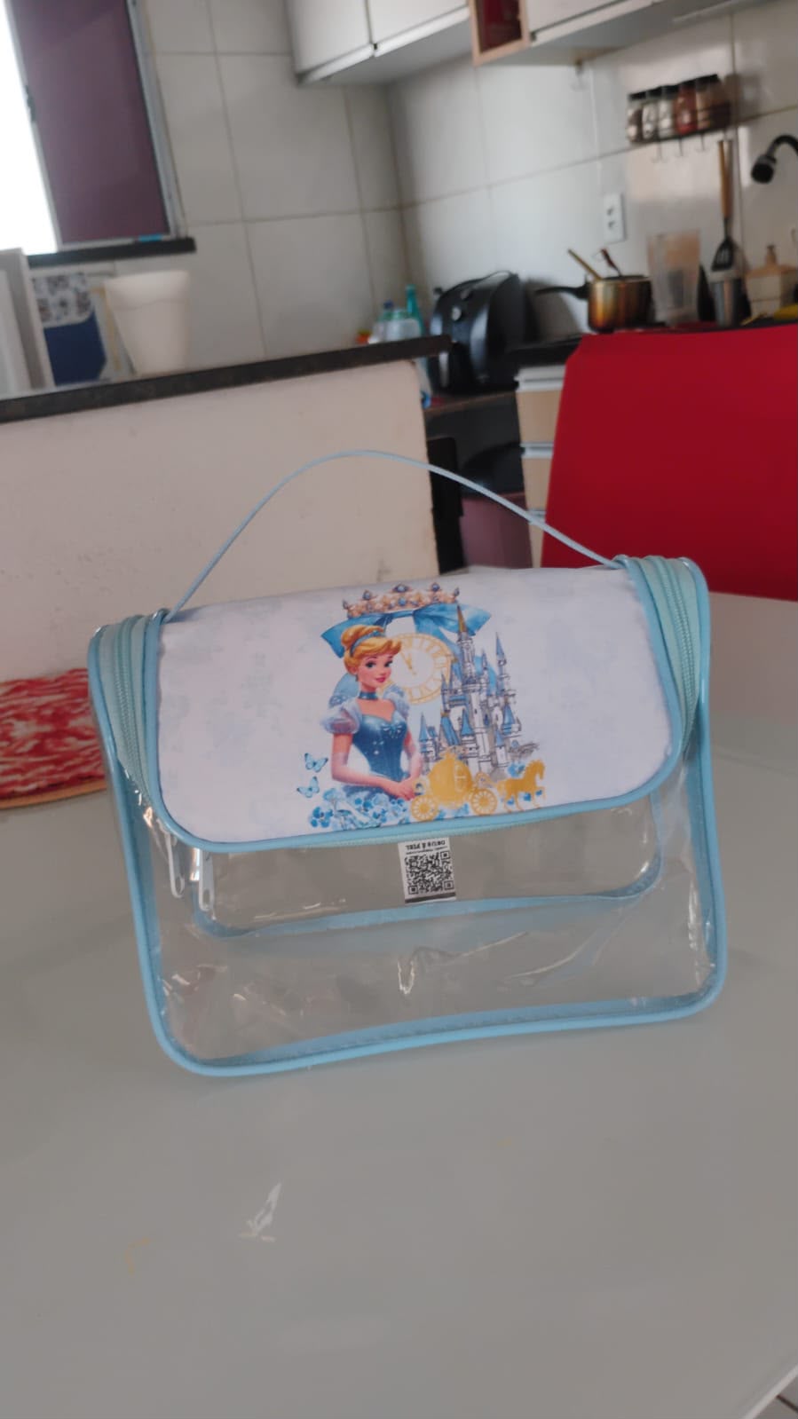 Mockup generado por IA: bolso infantil temático en cocina decorada
