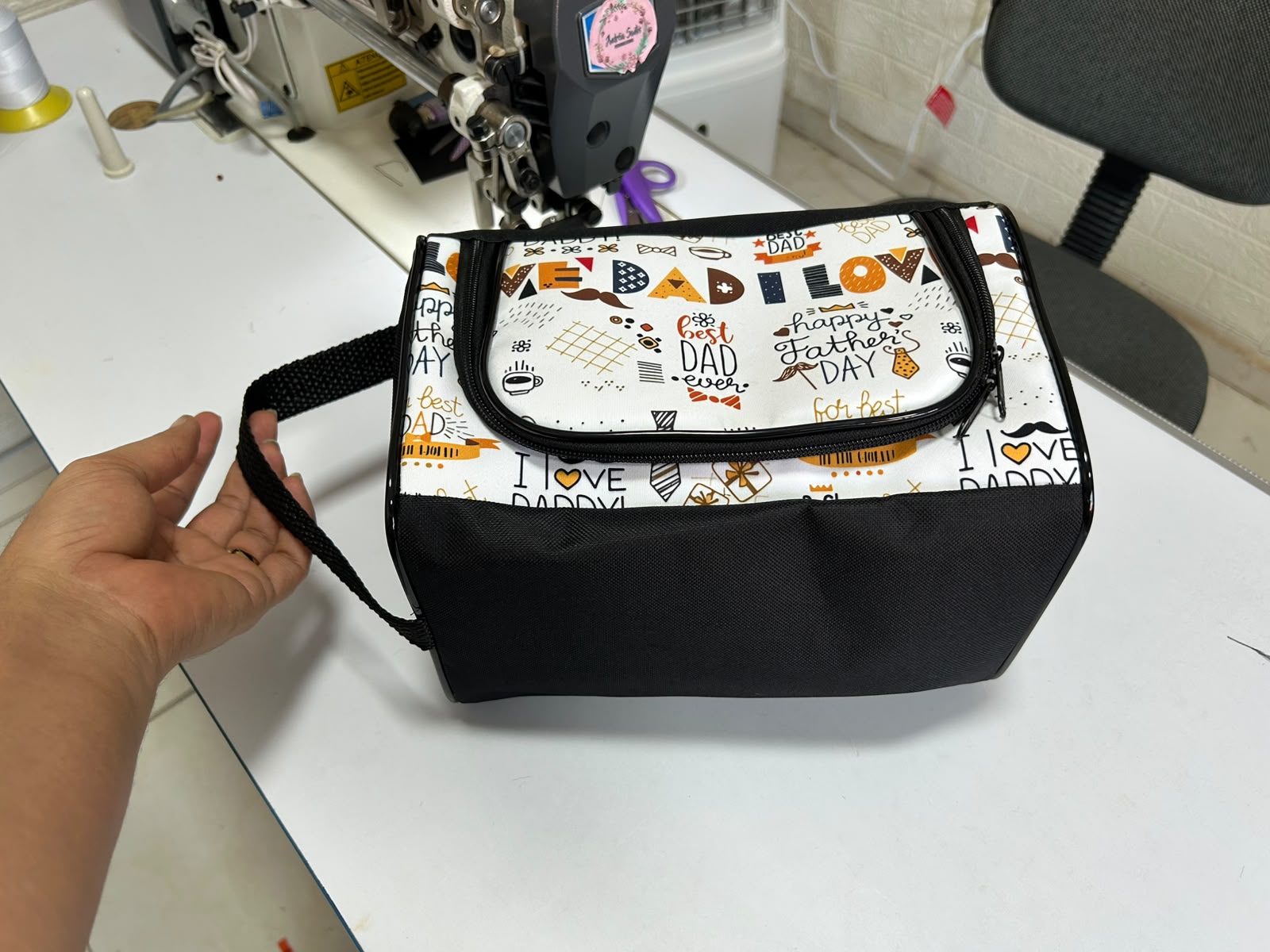 Neceser personalizado fotografiado en el taller de costura, foto aficionada